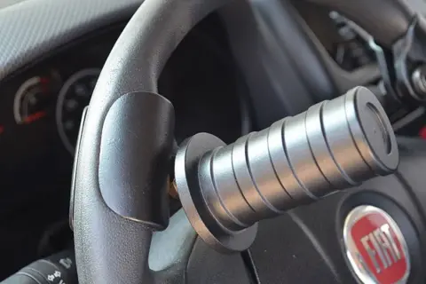 Pompa sul volante per chi è tetraplegico, significato di indipendenza e mobilità.