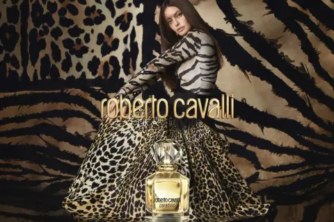 Kobieta w panterce i tygrysie, obok flakon roberto cavalli parfum. Dzikie piękno i luksus.