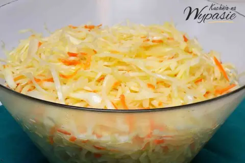Pyszna surówka z białej kapusty jak u chińczyka, z dodatkiem marchewki, w szklanej misie. Idealna do obiadu!