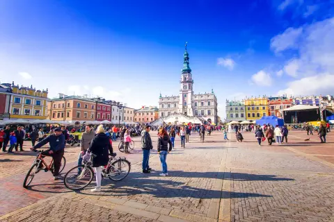 Rynek w Zamościu tętni życiem, a kolorowe kamienice i ratusz tworzą scenerię idealną na rodzinne wycieczki. To świetne miejsce na odkrywanie zamość atrakcje dla dzieci.