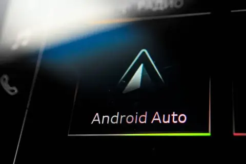 Ekran samochodu z logo Android Auto, gotowy na aktualizację.