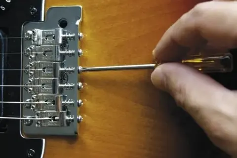 Jak wyregulować gryf w gitarze elektrycznej, aby uniknąć brzęczenia i wysokiej akcji