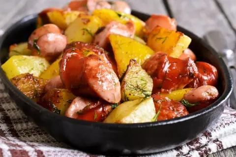 Kiełbasa z ziemniakami: Prosty przepis na obiad idealny