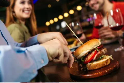 Gdzie zjeść w Gnieźnie? Odkryj najlepsze restauracje i smaki
