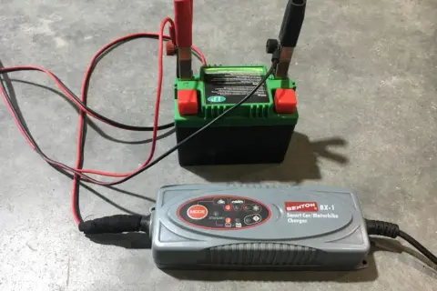 Czy można ładować akumulator motocyklowy prostownikiem samochodowym? Uważaj na ryzyko!
