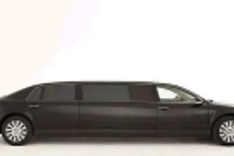 Czarny, wydłużony VW Phaeton W12, luksusowa limuzyna na specjalne okazje.