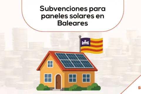 Casa con paneles solares y bandera de Baleares, rodeada de pilas de monedas. Subvenciones placas solares Baleares.