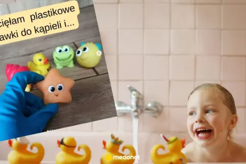 Przecięte plastikowe zabawki do kąpieli ujawniają pleśń. Dziecko w wannie cieszy się kąpielą, nieświadome zagrożenia.