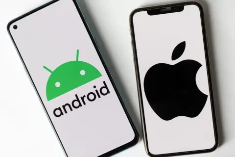 Dwa telefony, jeden z logo Android, drugi z logo Apple. Porównanie ustawień telefonu.