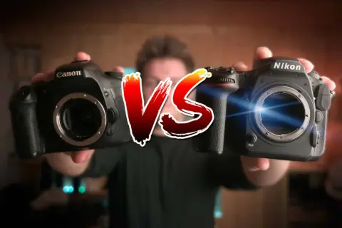 Comparaison entre un appareil photo Canon et un Nikon, tous deux équipés d'un capteur APS-C, prêts pour l'action.