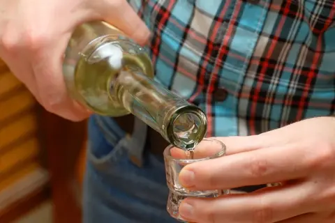 Dolewanie mocnego alkoholu do kieliszka. Czy to dębowe mocne, ile procent?
