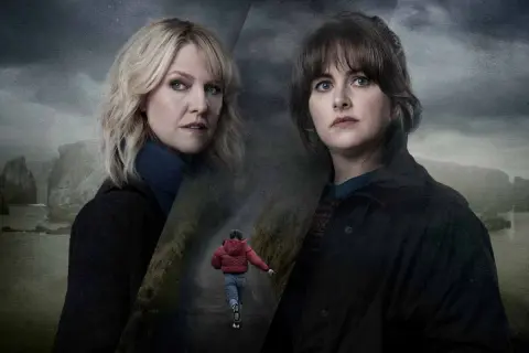 Två kvinnor med oroliga blickar, en pojke springer på en stig. En dramatisk bild från shetland serie.