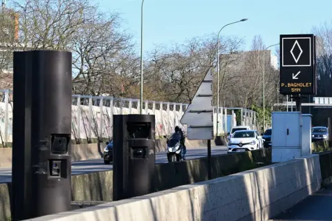 Radars sur le périphérique parisien. Un panneau indique la direction du P. Bagnolet.