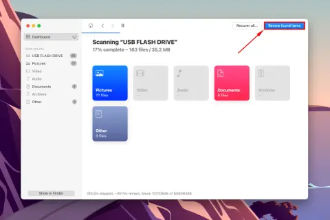 Mac nie widzi pendrive. Skanowanie "USB FLASH DRIVE" trwa, znaleziono 183 pliki. Kliknij "Review found items", by zobaczyć, co odzyskano.