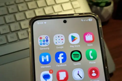Jak pobrać Facebooka na telefon? Instalacja Android/iOS + rozwiązania