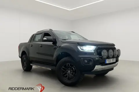 Svart Ford Ranger till salu med extraljus och svarta fälgar. Perfekt för äventyr!