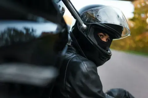 Jakie słuchawki do kasku motocyklowego wybrać, aby nie żałować?