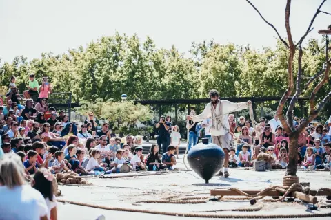 Un artista hace girar una peonza gigante ante un público atento. ¡Utebo respira circo!
