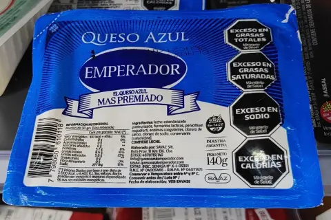 Queso azul Emperador, con advertencias de exceso en grasas y calorías. Ideal para quienes buscan un sabor intenso sin preocuparse por las calorías del queso azul.