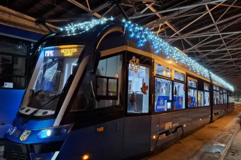 Świąteczny tramwaj 23 Wrocław w zajezdni, ozdobiony lampkami i zimowymi dekoracjami.