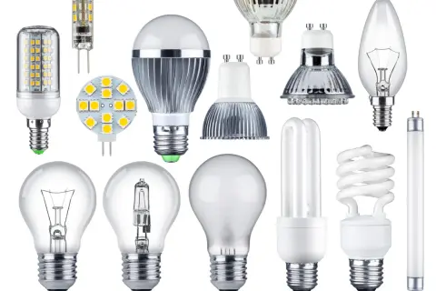 Collection de diverses ampoules : LED, halogène, fluocompacte, incandescente.