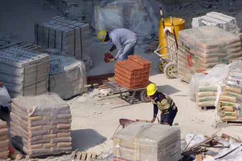Ile taczek betonu z worka cementu? Oblicz i uniknij strat