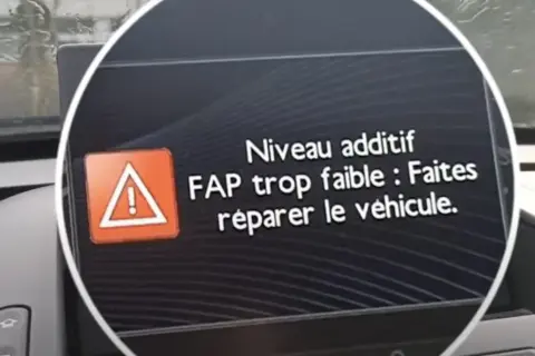 Alerte sur l'écran : niveau additif FAP trop faible. Le véhicule nécessite une réparation.
