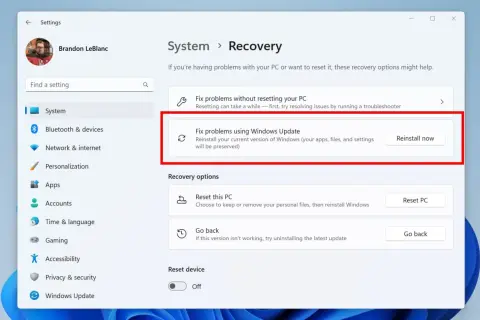 Opcja "Napraw problemy przy użyciu Windows Update" pozwala na reinstalację systemu, co jest jednym ze sposobów, jak zainstalować Windows 11, zachowując dane.