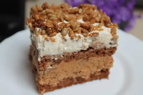 Pyszne ciasto ze słonecznikiem, masą krówkową i mascarpone, zwieńczone chrupiącą posypką.