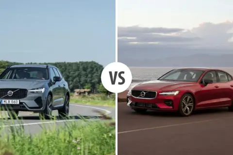 Szary Volvo XC60 na krętej drodze kontra czerwone Volvo S60 nad morzem.