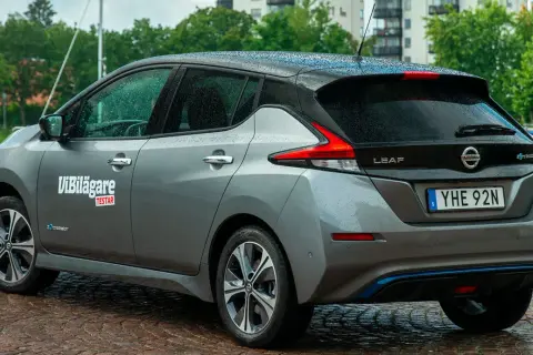 Grå Nissan Leaf med texten "ViBilägare TESTAR" på sidan. Bilen står vid en kaj, kanske med ett nissan leaf problem att undersöka.