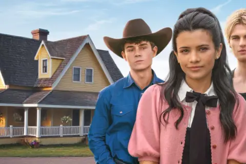 Tre unga vuxna framför ett gult hus, kanske en ny vändning i my life with the walter boys season 2.