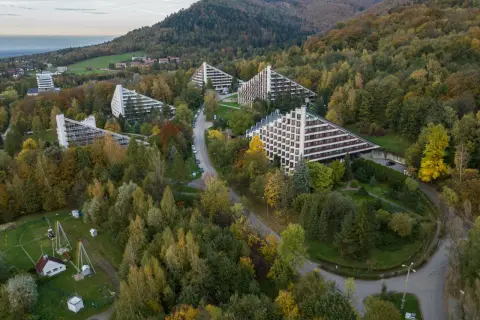 Widok z lotu ptaka na architekturę sanatorium w otoczeniu jesiennego lasu. Zastanawiasz się, ile się dopłaca do sanatorium?