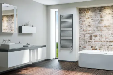 Nowoczesna łazienka z wanną, umywalką i designerską drabinką na ręczniki.
