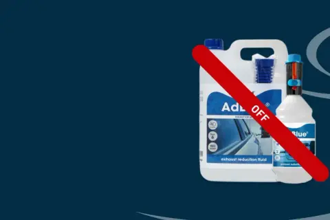 Två behållare med AdBlue, en stor dunk och en mindre flaska, med en röd diagonal linje över som indikerar "OFF". Ett problem med AdBlue kan lösas med dessa.