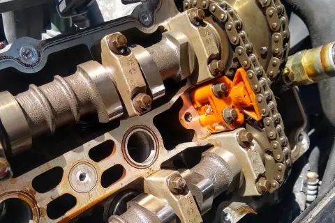Silnik Toyota Auris z widocznym rozrządem. To łańcuch, nie pasek.