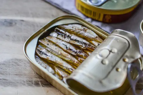 Sardines à l'huile dans leur boîte ouverte, prêtes à être dégustées. Un aperçu pour savoir comment faire des sardines à l'huile.