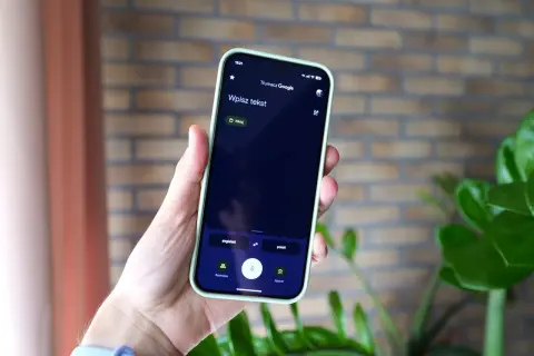 Telefon z aplikacją Tłumacz Google. Możesz wpisać tekst, użyć głosu lub aparatu do tłumaczenia. Dostępny jest tłumacz offline.