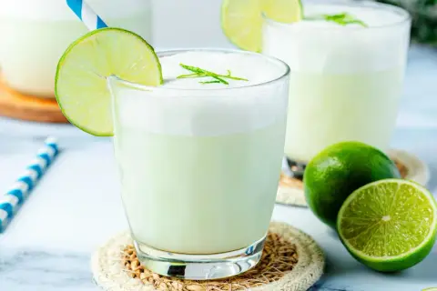 Erfrischende alkoholfreie Cocktails mit Limettenscheiben und Strohhalmen. Perfekt für heiße Tage!