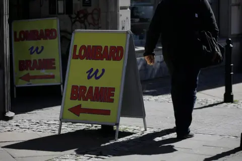 Ile zarabia pracownik lombardu? Zaskakujące różnice w wynagrodzeniach