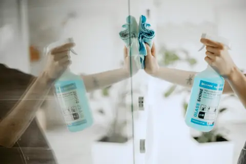 Płynem z alkoholem umyjesz tłuste okna. Wygodny spray i ściereczka pomogą uzyskać idealną czystość.
