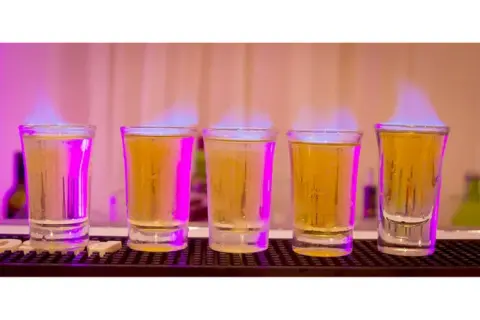 Kieliszek wódki ile to piwa? Zaskakujące porównanie alkoholu