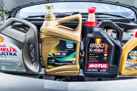 Różne marki oleju silnikowego: Shell Helix Ultra, Eurol Syntence FS, Motul 8100 X-max, Havoline ProDS M. Wybór odpowiedniego oleju to klucz do długowieczności silnika.