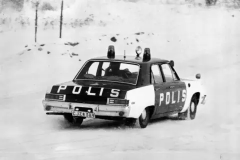 En modig polisbil, en Valiant, kör genom snön.