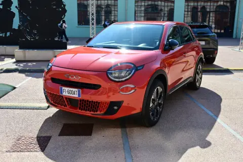 Nowy Fiat 600, kompaktowy SUV, prezentuje swoje wymiary na zewnątrz.