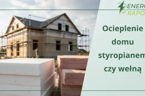 Stos styropianu i wełny obok budowanego domu. Decyzja: ocieplenie domu styropianem czy wełną?