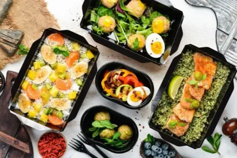 Catering dietetyczny: jak wygląda dostawa i co warto wiedzieć