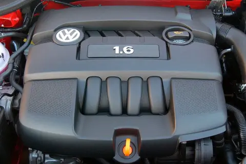 Silnik 1.6 MPI z Golfa 5. Widoczna pokrywa silnika z logo VW i oznaczeniem pojemności.