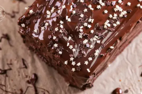 Ein saftiger Schokokuchen mit glänzender Glasur und Sternenstreuseln. Ein Traum für jeden Schokoladenliebhaber!