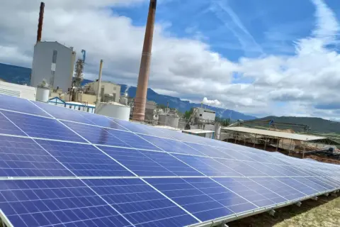 Paneles solares en Navarra, un paso hacia la sostenibilidad. La industria se moderniza con subvenciones para placas solares, aprovechando la energía limpia.